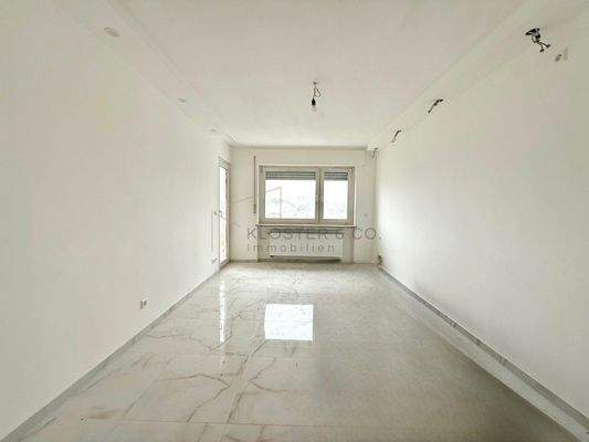 Lichtdurchflutetes Zimmer