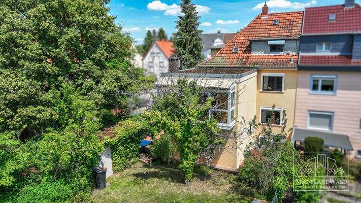 Luftaufnahme - Hausrückseite und Wintergartenbalkon