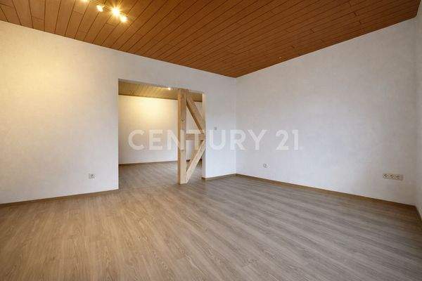 Weiterer Blick in den Wohnbereich mit Verbindung zum Essbere