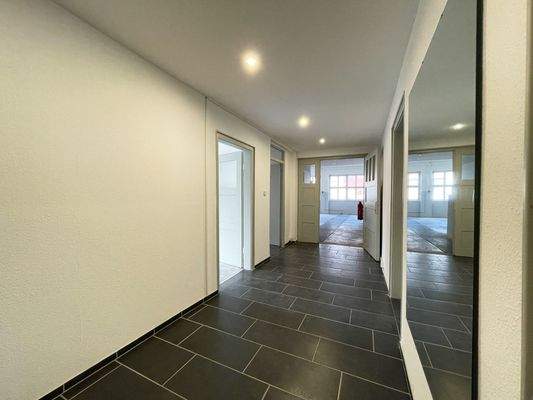 Verwaltungsbereich: Flur zwischen den Hallen