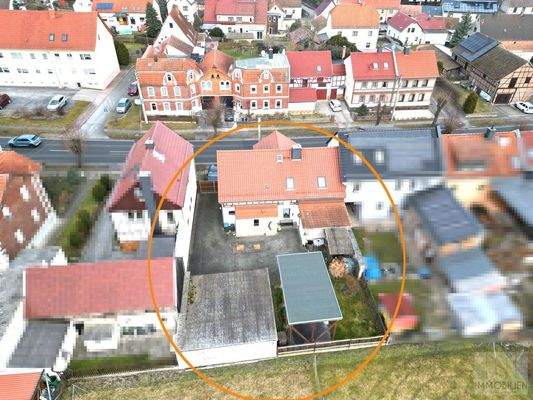 Kompaktes Grundstück mit Wohnhaus, Carports und Wiese