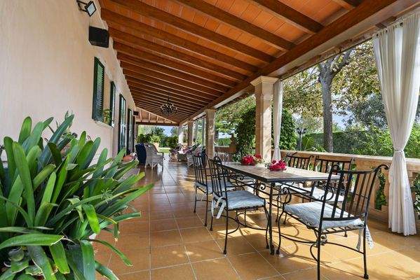 Esstisch auf der überdachten Terrasse