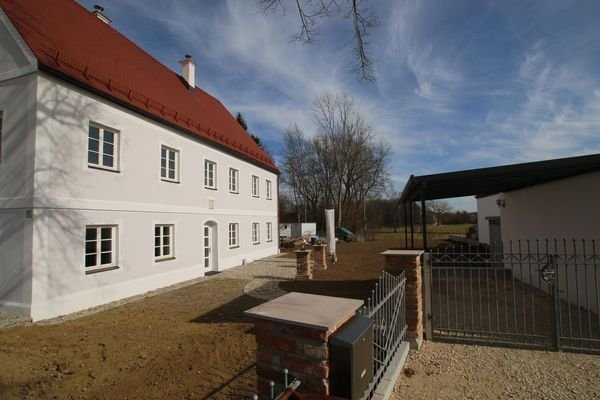 Außenansicht Süden mit Carport