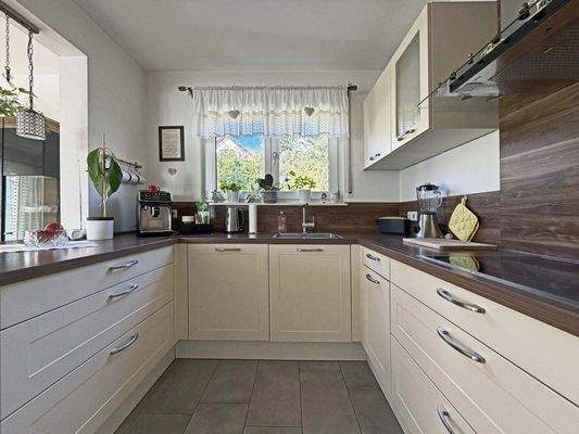 EG Küche: Kompakte Küche mit kurzen Wegen und Blick ins Grüne beim Kochen