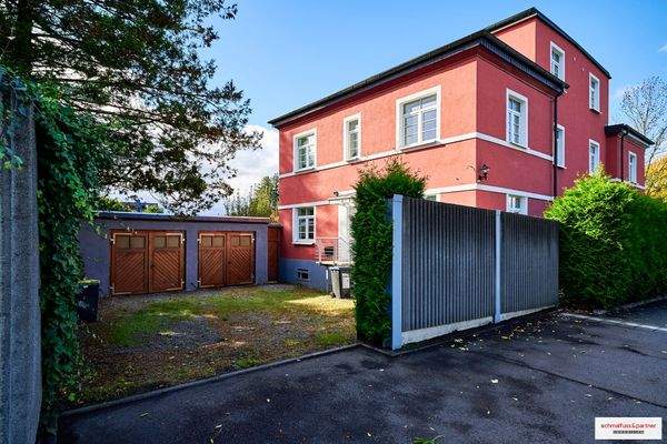 Einfahrt mit Stellplatz und Garage