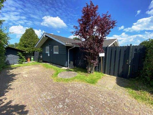 Auffahrt und Gartenhaus