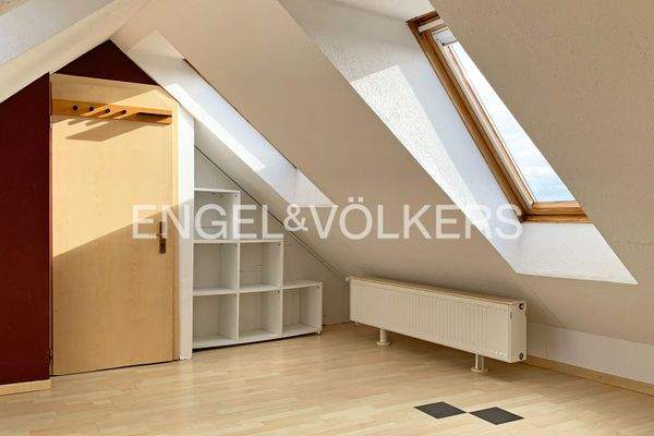 weiterer Blick in Zimmer mit Spitzboden