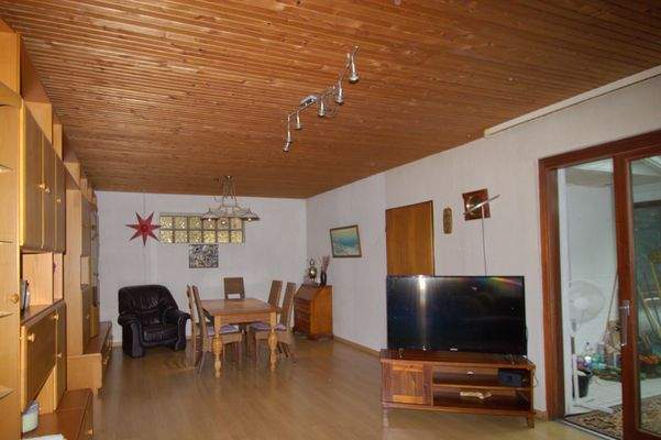 Wohnzimmer mit Tür zum Wintergarten