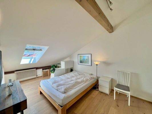 Schlafzimmer mit Dachflächenfenster