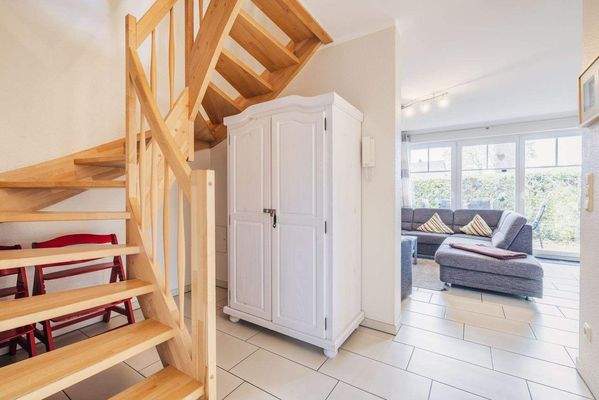 Flur mit Treppe ins OG.jpg