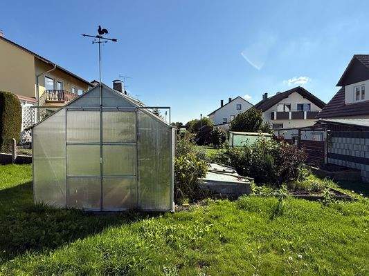 Gewächshaus mit Beet
