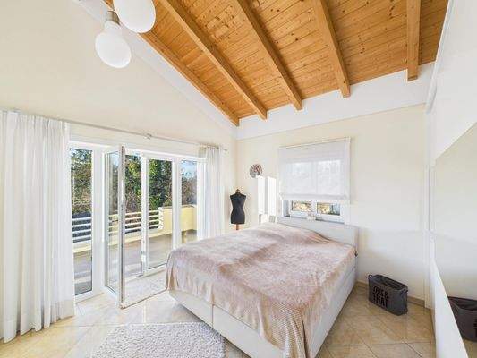 Schlafzimmer mit Zugang Balkon
