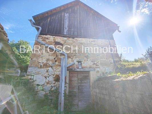 Holzhaus mit Felsenkeller
