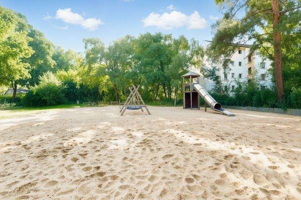 praktisch für Familien - ein großer Spielplatz in unmittelbarer Nähe
