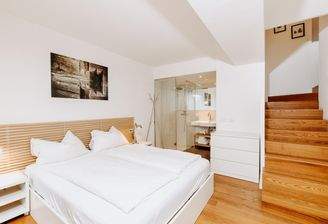 Schlafzimmer mit Dusche - WC - Bidet