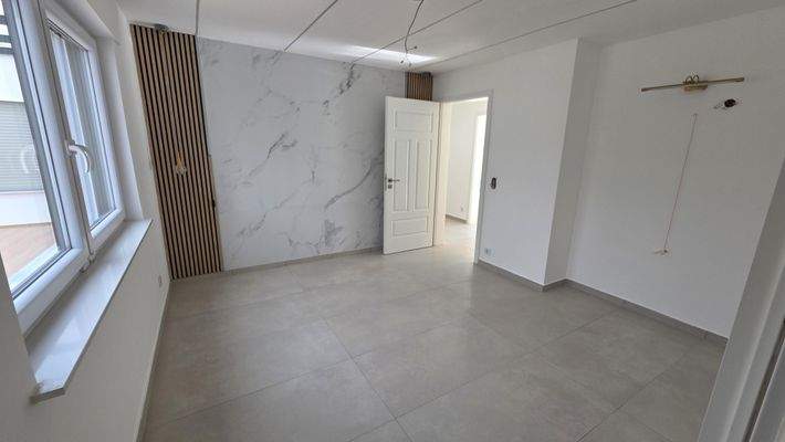 Schlafzimmer mit Zugang Ankleidezimmer und Duschbad