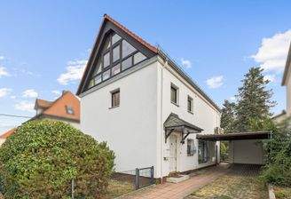 Haus mit Zugang und Carprt von vorne seitlich rechts 