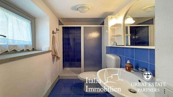 Typisches Bauernhaus mit Swimmingpool, Nebengebäude, Garten mit Olivenhain in Ortsnähe