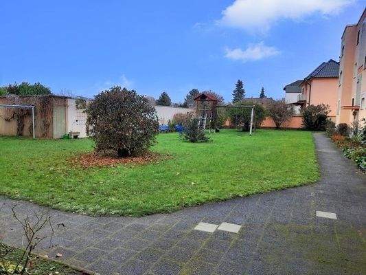 Grünfläche Innenhof mit Spielplatz für die Kinder