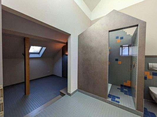 Duschbad mit Blick in den Ruhebereich