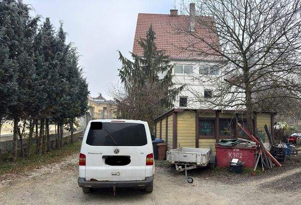 Hausansicht mit Gartenhütte.jpeg