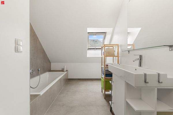 Badezimmer mit Badewanne