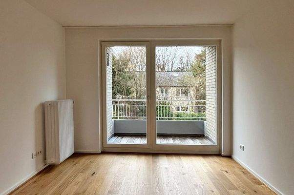 Schlafzimmer mit Zugang zum Balkon