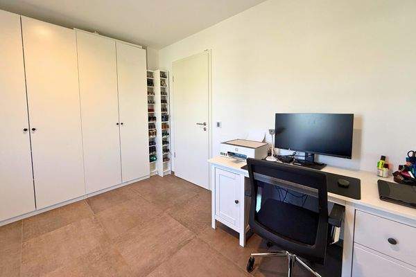 Helles Büro- oder Kinderzimmer