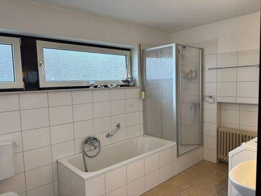 Helles Badezimmer mit Wanne