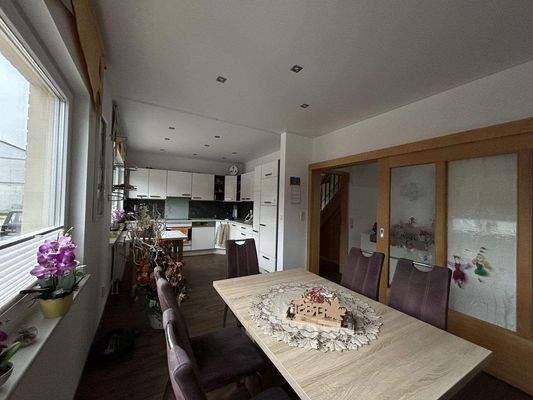 Offener Wohn/ Essbereich mit Einbauküche