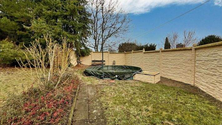 Stahlwandpool eingelassen