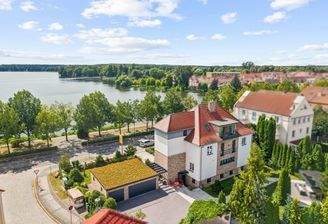 Blick auf das Haus und den See