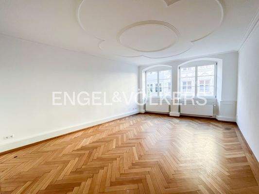 Große Fensterfront - charmante Stuckdecke