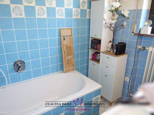 Bad Erdgeschoss mit Fliesen im Retrostyle