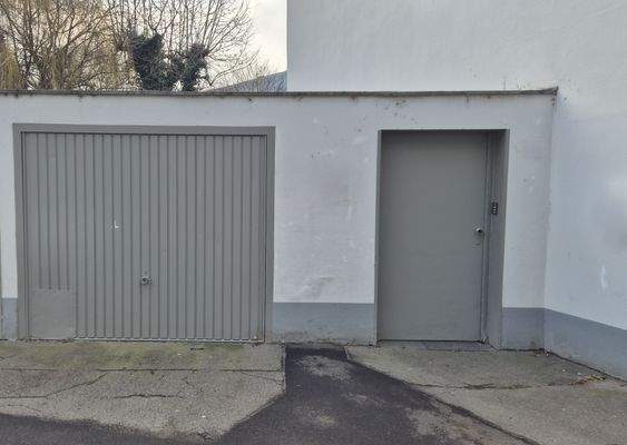 Garage und Eingang zum Hof.jpg