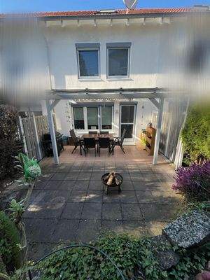 Rückseite mit Terrasse