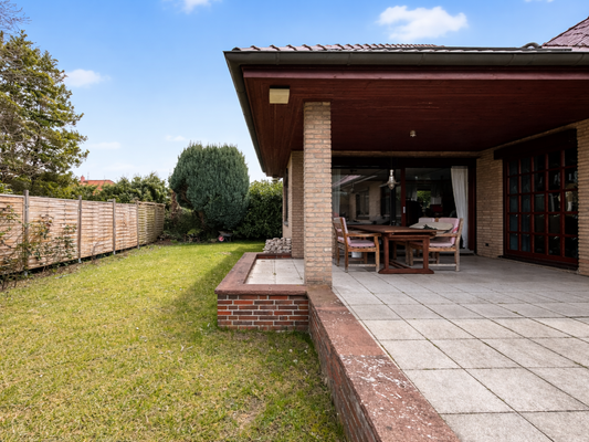 Gartenblick mit Überdachung