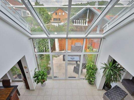 Deckenhohe Verglasung im Wohnbereich