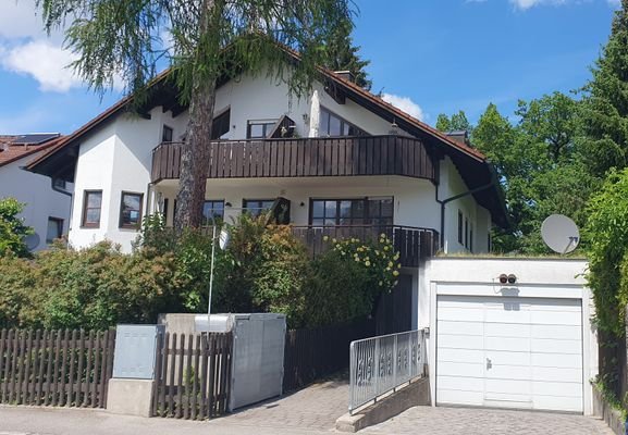 Haus Südansicht mit Tiefgarageneinfahrt