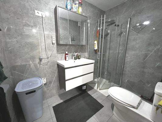 Badezimmer mit Spiegel-und Unterschrank