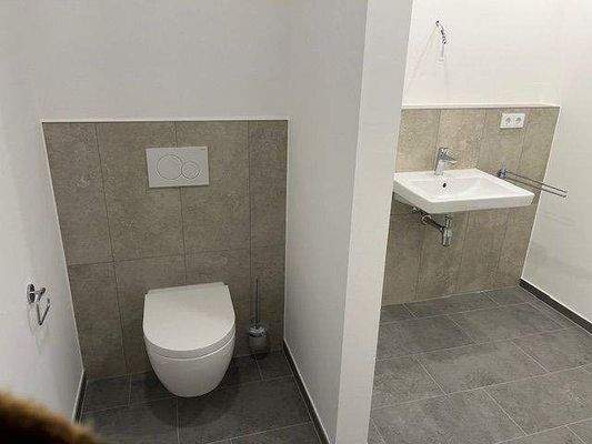 Blick in den Waschraum und Toilette