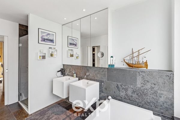 Badezimmer mit hochwertigen Armaturen