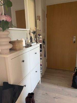 Ansicht Flur mit Kleinmöbeln