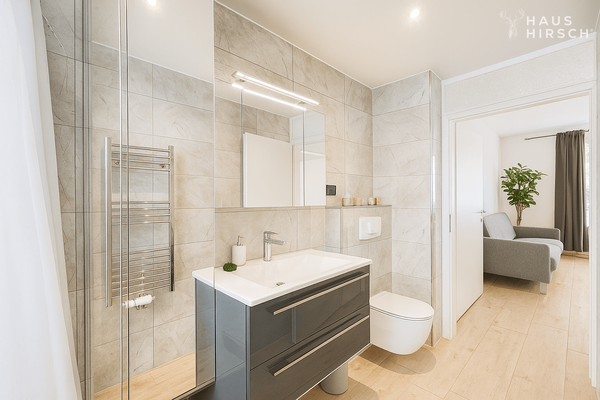 Bad mit Dusche und Fenster