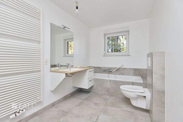 EG Dusch- und Wannenbad mit Fenster