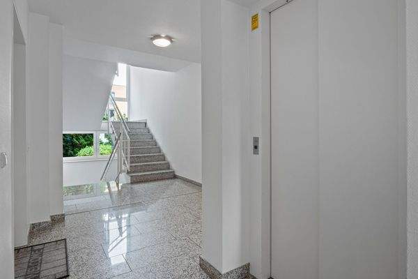 Treppenhaus - Fahrtstuhl