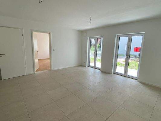 großzügiger Wohn-Essbereich.jpg