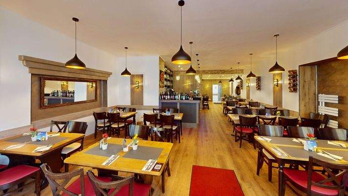 Historisches-Geschaftshaus-an-der-Porta-Nigra-Baudenkmal-bis-Ende-2036-vermietet-ausbaufahig-Photo-1