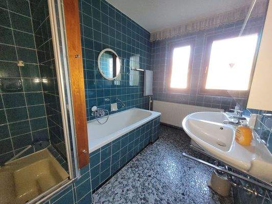 Bad mit Wanne, Dusche