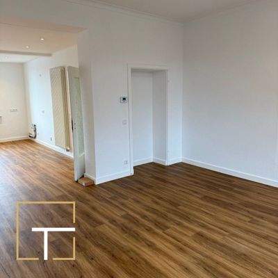 Leerer Raum mit Holzboden